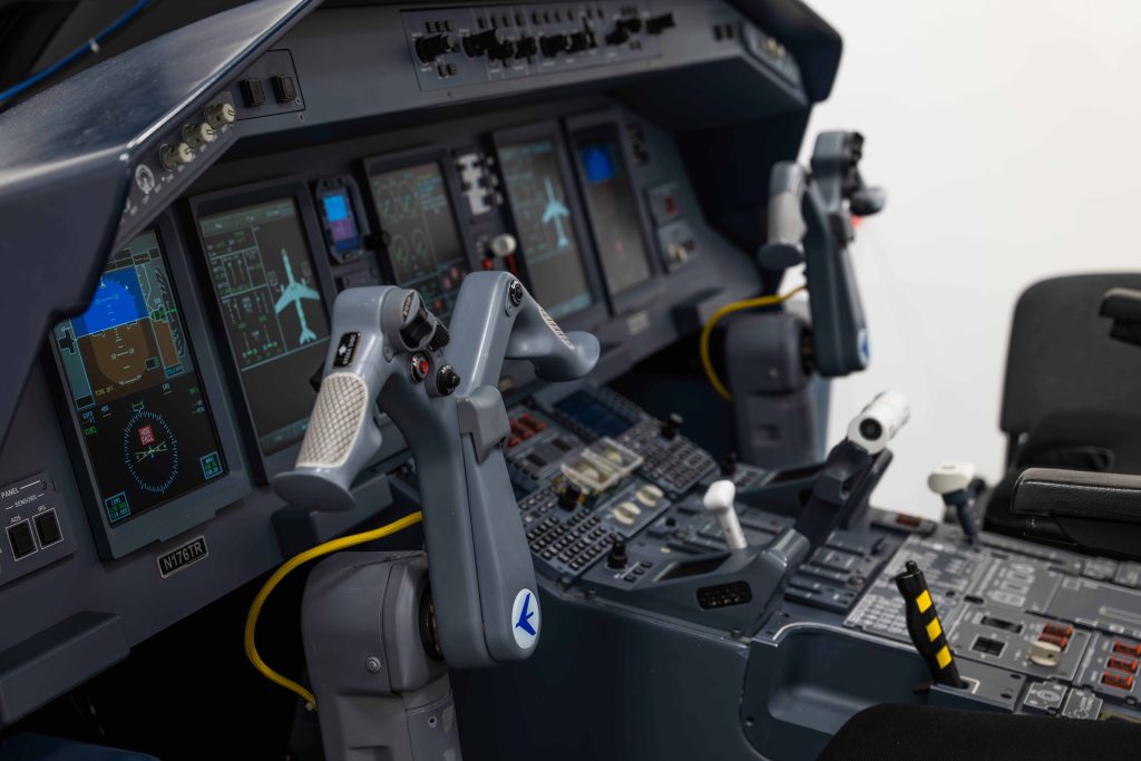 Kokpit symulatora Embraer 190-LOT Flight Academy